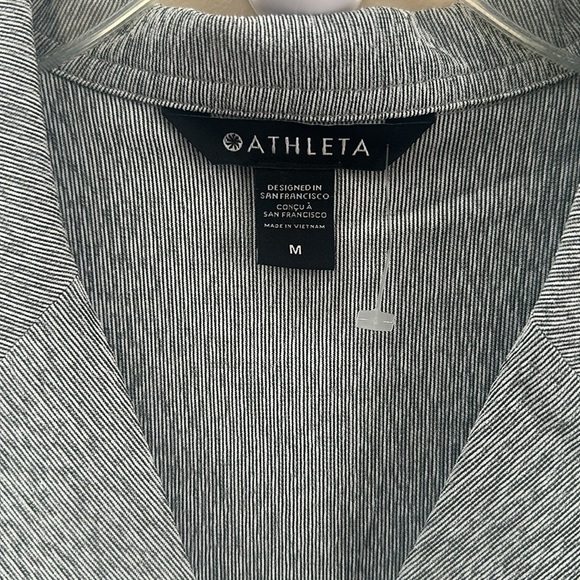 Athleta Silver/Grey Echo Short Sleeve Button Front Shirt Size Medium NWOT - Picture 3 of 10